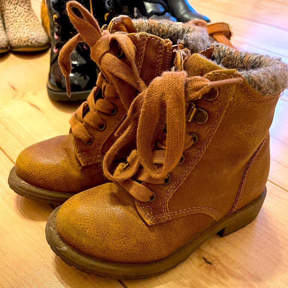 $8
Madden Girl Boots
Size 8
GUC